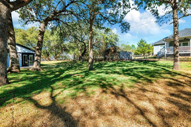 56 Crappie Crescent Road, Pottsboro, TX 75076