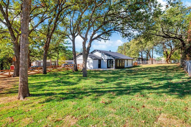 56 Crappie Crescent Road, Pottsboro, TX 75076