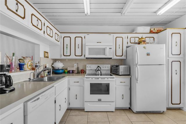 3551 Inverrary Drive 208, Lauderhill, FL 33319
