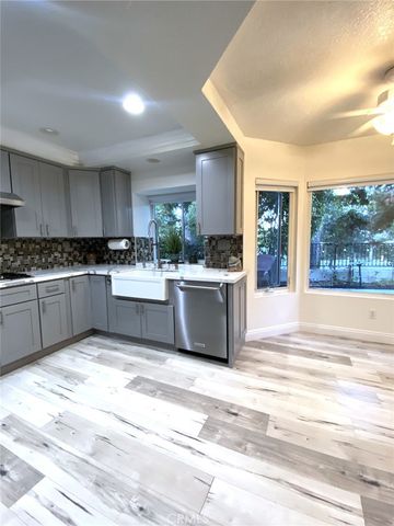 14 Rainbow Lk 3, Irvine, CA 92614