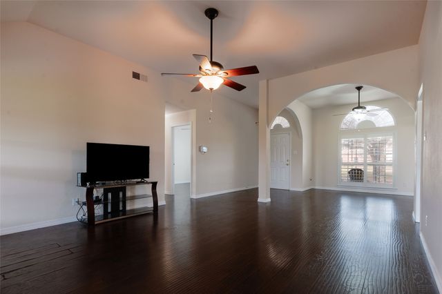 111 Fox Trail, Red Oak, TX 75154