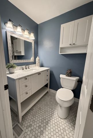 5880 Forest View Road A, Lisle, IL 60532