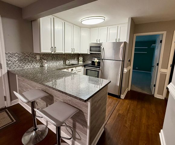 5880 Forest View Road A, Lisle, IL 60532