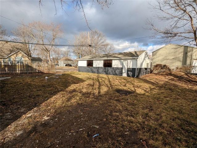 184 W Center Street, Peculiar, MO 64078