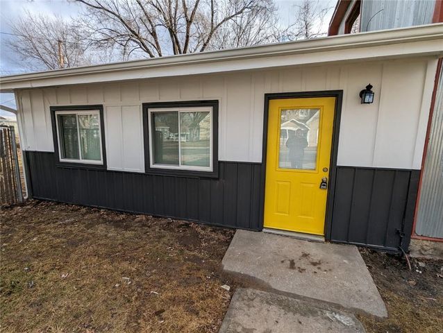 184 W Center Street, Peculiar, MO 64078