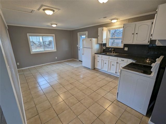 184 W Center Street, Peculiar, MO 64078