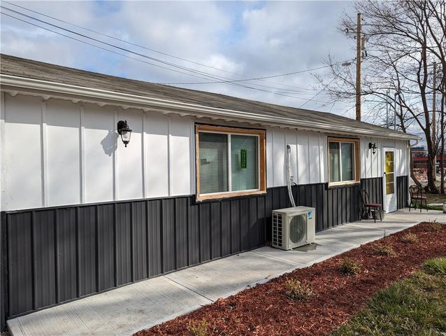 184 W Center Street, Peculiar, MO 64078