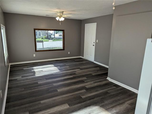 184 W Center Street, Peculiar, MO 64078