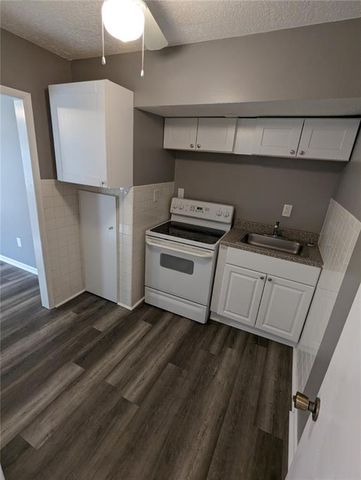 184 W Center Street, Peculiar, MO 64078