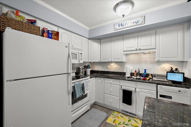 38577 Mystic Point, Clinton Charter Township, MI 48038