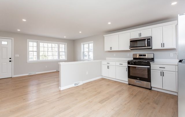 946 Thorndike St, New Bedford, MA 02745