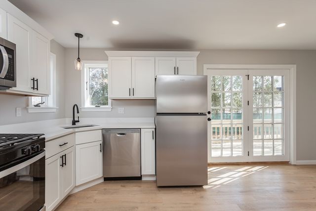 946 Thorndike St, New Bedford, MA 02745