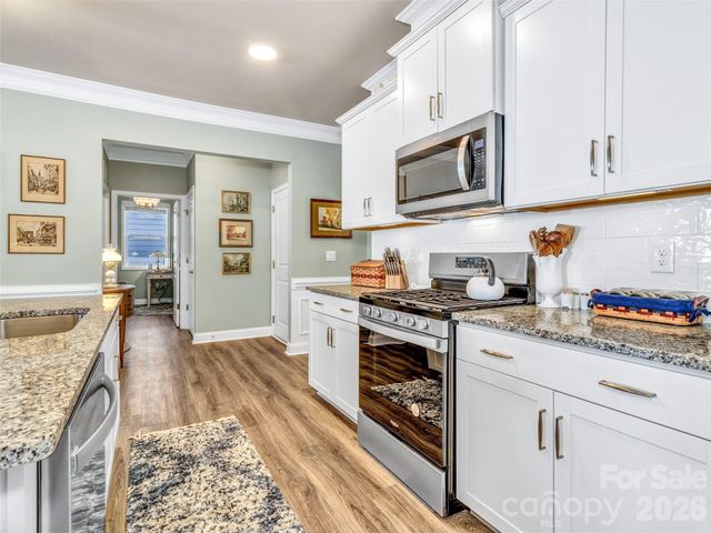 515 Fox Cove Road, Hendersonville, NC 28792