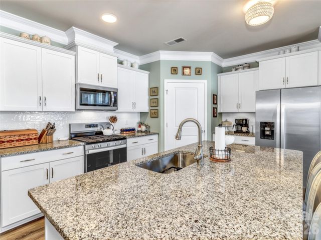 515 Fox Cove Road, Hendersonville, NC 28792