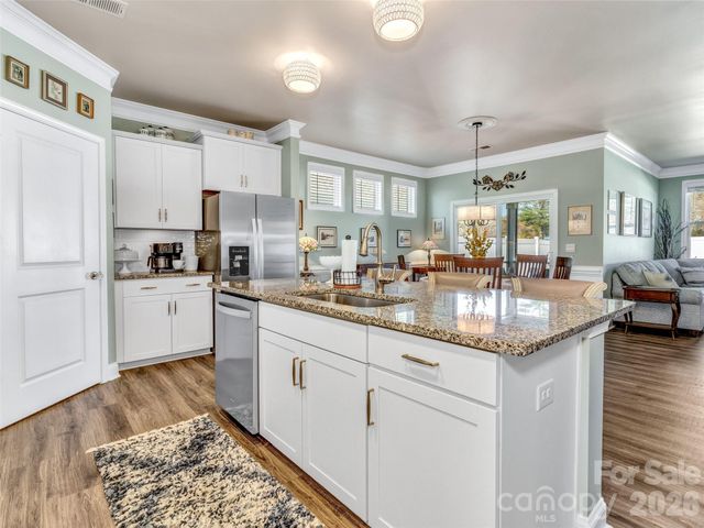 515 Fox Cove Road, Hendersonville, NC 28792
