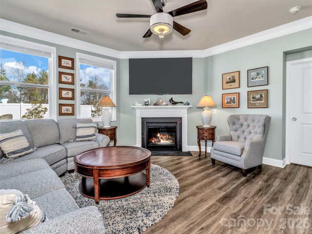 515 Fox Cove Road, Hendersonville, NC 28792