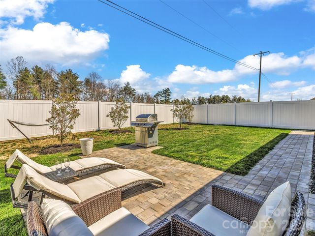 515 Fox Cove Road, Hendersonville, NC 28792