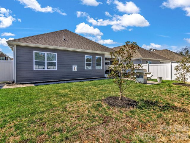 515 Fox Cove Road, Hendersonville, NC 28792