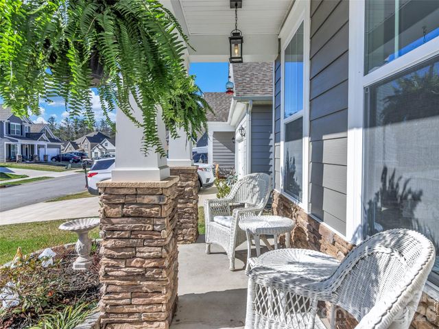 515 Fox Cove Road, Hendersonville, NC 28792