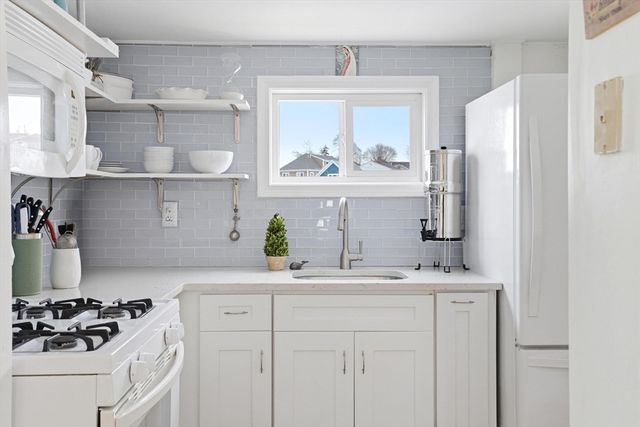 137 Hampton Cir, Hull, MA 02045