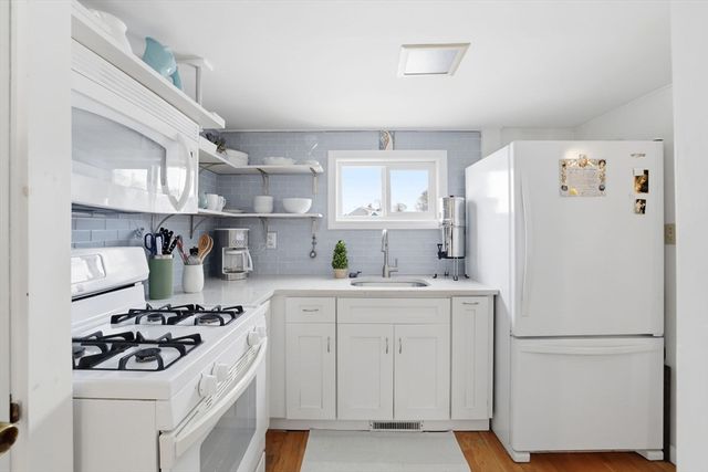 137 Hampton Cir, Hull, MA 02045