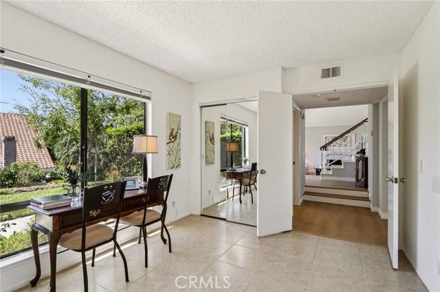 963 Thistlegate Road, Oak Park, CA 91377