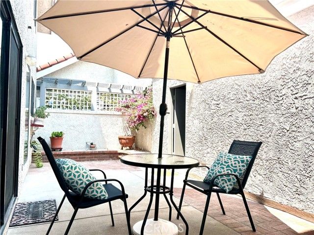 963 Thistlegate Road, Oak Park, CA 91377