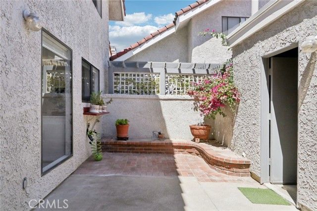 963 Thistlegate Road, Oak Park, CA 91377