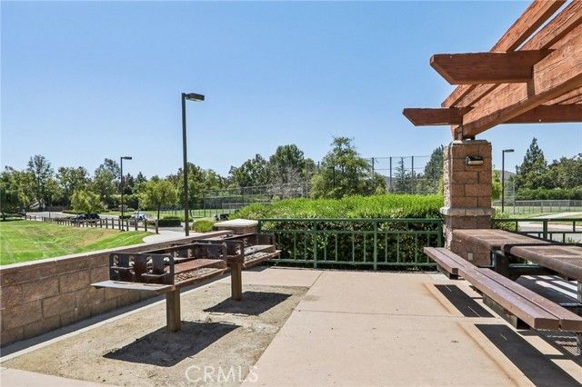 963 Thistlegate Road, Oak Park, CA 91377