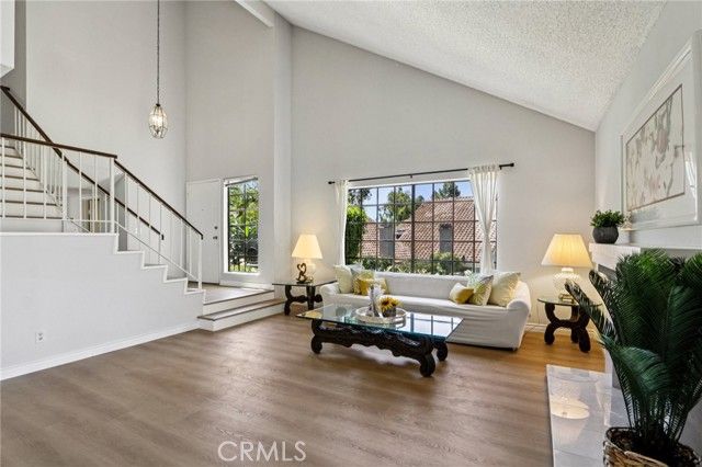 963 Thistlegate Road, Oak Park, CA 91377