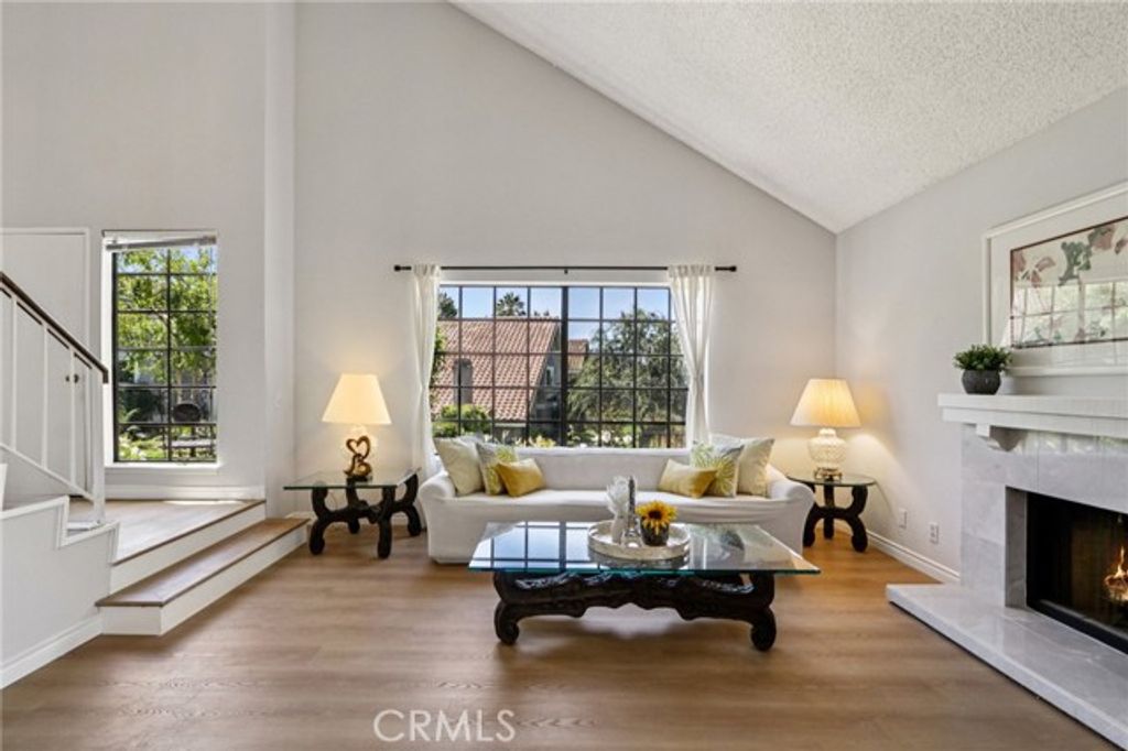 963 Thistlegate Road, Oak Park, CA 91377