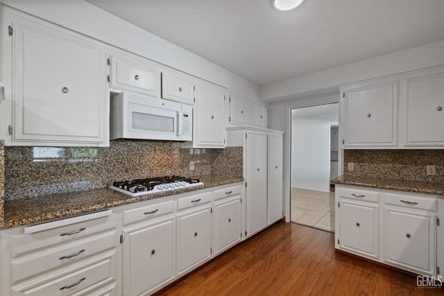 3612 La Costa, Bakersfield, CA 93306