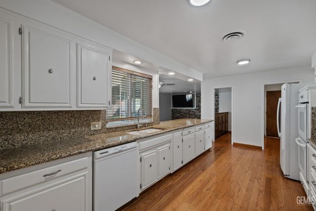 3612 La Costa, Bakersfield, CA 93306