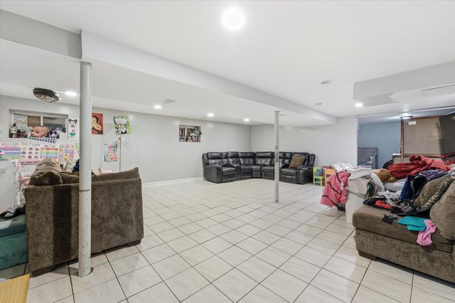 7201 S Sawyer Avenue, Chicago, IL 60629