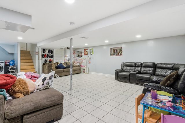 7201 S Sawyer Avenue, Chicago, IL 60629