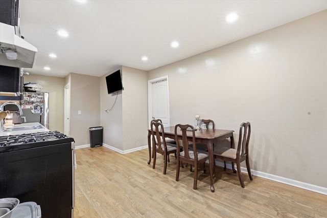 7201 S Sawyer Avenue, Chicago, IL 60629