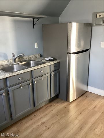 6009 W Clinton Avenue, Cleveland, OH 44102