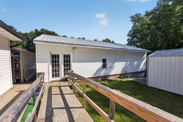 3900 E GRAYBILL RD, Sturgeon, MO 65284
