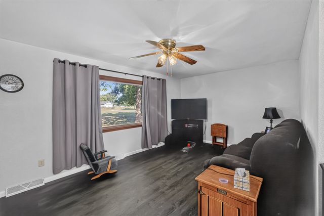 3900 E GRAYBILL RD, Sturgeon, MO 65284