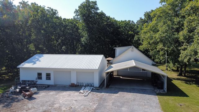 3900 E GRAYBILL RD, Sturgeon, MO 65284