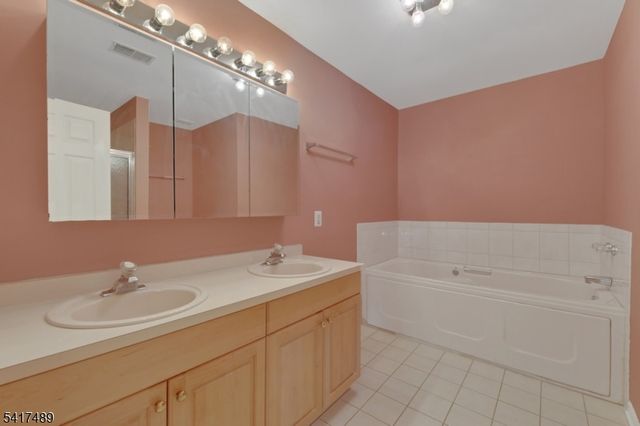 28 Berkeley Sq, Watchung Boro, NJ 07922