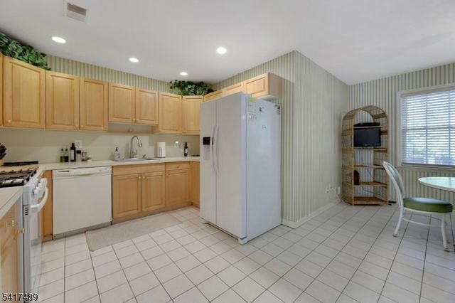28 Berkeley Sq, Watchung Boro, NJ 07922