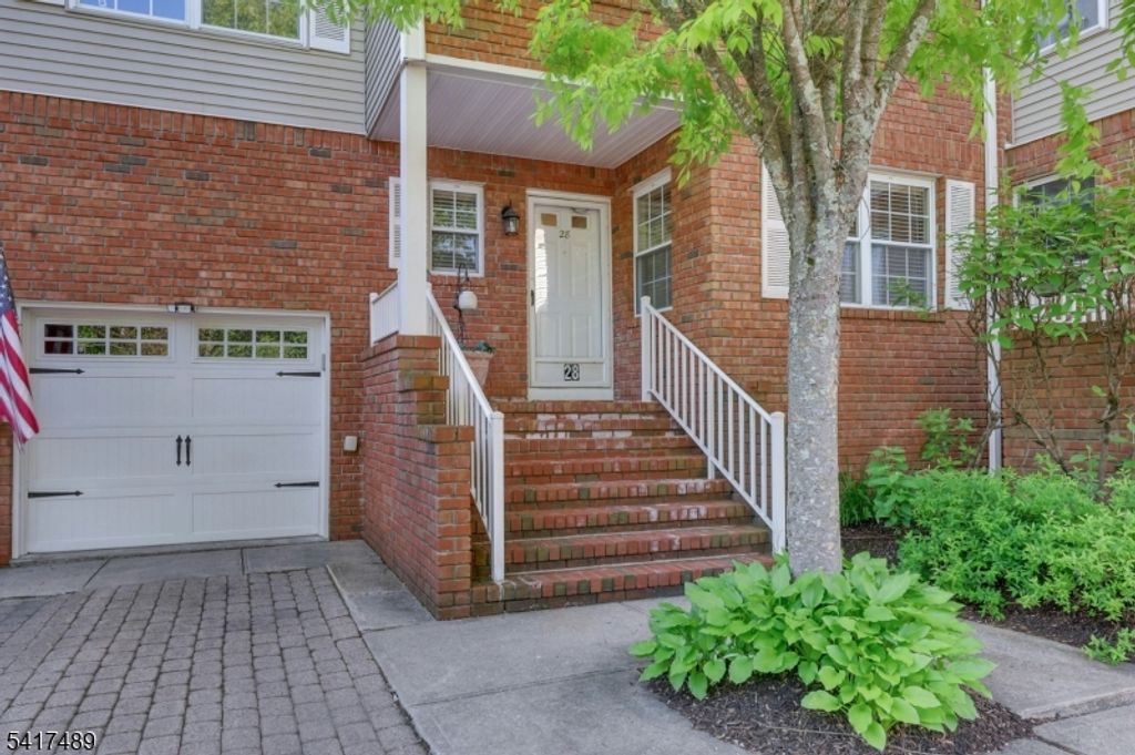 28 Berkeley Sq, Watchung Boro, NJ 07922