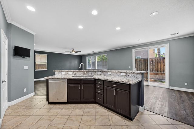 274 Crescent Moon Dr, Lathrop, CA 95330