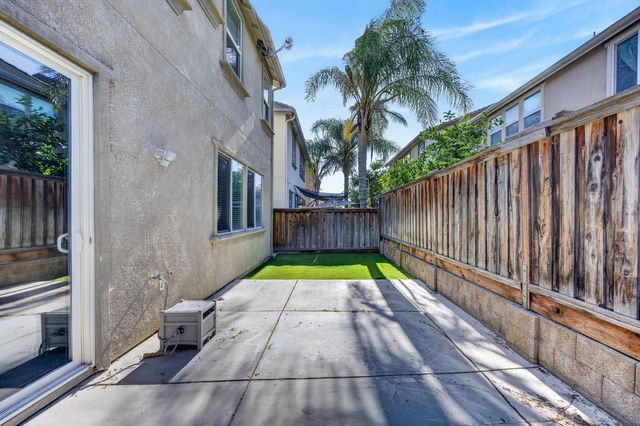 274 Crescent Moon Dr, Lathrop, CA 95330