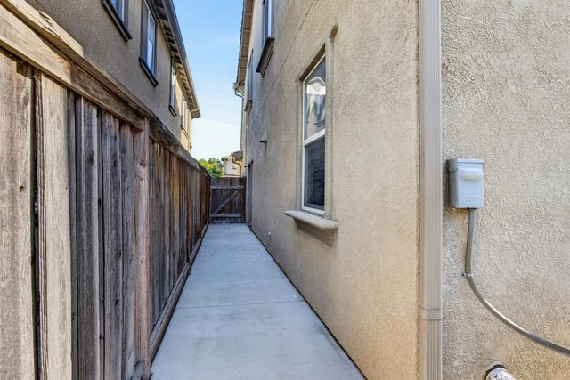 274 Crescent Moon Dr, Lathrop, CA 95330