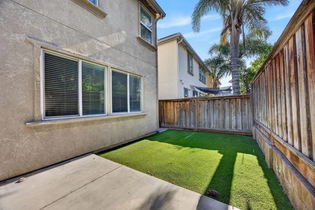 274 Crescent Moon Dr, Lathrop, CA 95330
