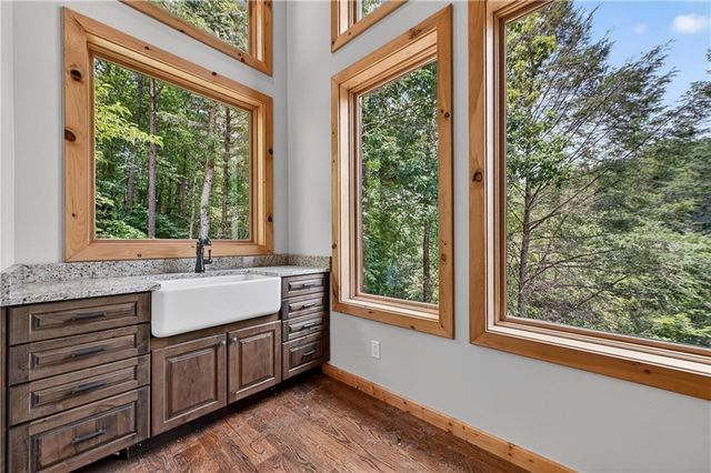 192 Delphi Hills Lane, Mccaysville, GA 30555