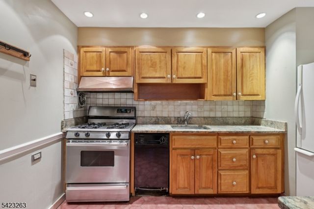 27 Jagoe St, Bergenfield Boro, NJ 07621