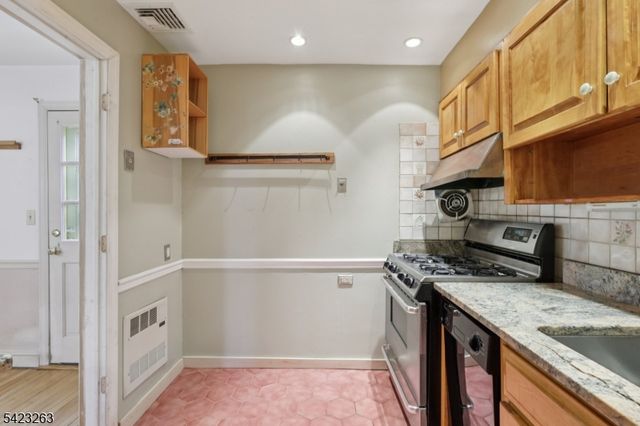 27 Jagoe St, Bergenfield Boro, NJ 07621